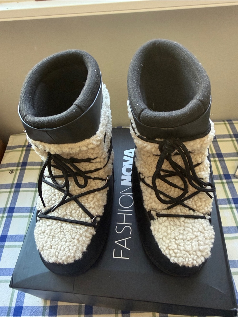 Fashion Nova Maybe For You Flat Boots. 7 Cream  & Black Sherpa Lace-Up